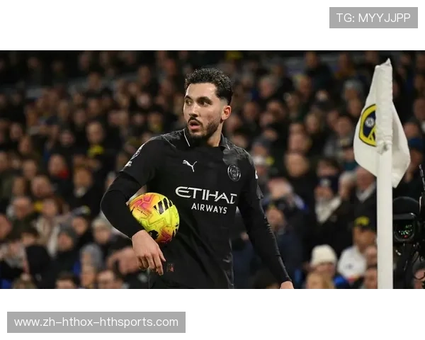 谢尔基被踢翻后露神秘微笑是战术迷惑还是真实反应深度解读